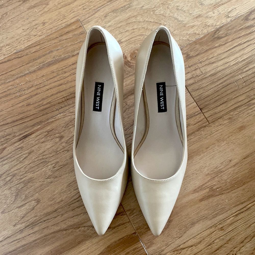 Never worn Nine West Nude Pumps Size 8